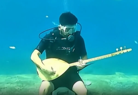 Fethiye’de Türk Halk Müziği sanatçısı Yunus Koşar, denizin 5 metre