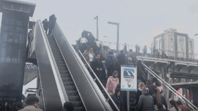 İstanbul’un Beylikdüzü ilçesinde, Beykent Metrobüs Durağı’na giden üst geçidin yürüyen