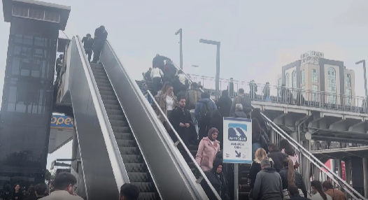 İstanbul’un Beylikdüzü ilçesinde, Beykent Metrobüs Durağı’na giden üst geçidin yürüyen
