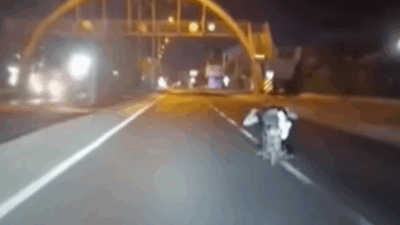 Olay, Afyonkarahisar’ın Çayırbağ beldesi yakınlarında yaşandı. Trafikte ilerleyen diğer sürücüler,