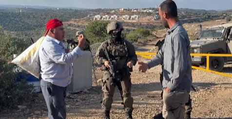 Ramallah yakınlarındaki Kuber köyünden bir grup Filistinli çiftçi, köyün batısında