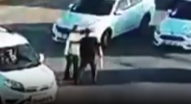 Madalyalı Kavşak’ta trafik polisi, otomobil sürücüsü Ö.B.’yi durdurmak istedi. Ancak