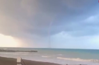 Hatay’ın İskenderun Körfezi açıklarında sabah saatlerinde beklenmedik bir doğa olayı