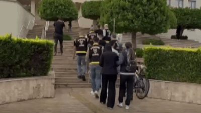 Muğla’da plakasız bir motosikletle olay yerine gelen, kask ve koruyucu