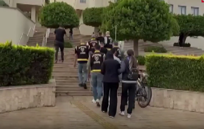 Muğla’da plakasız bir motosikletle olay yerine gelen, kask ve koruyucu