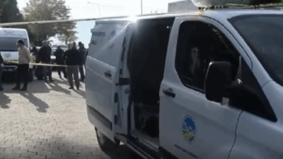 Hendek ilçesi Cem Çerkezoğlu Caddesi’nde park halinde bulunan otomobilin içinde