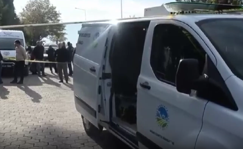 Hendek ilçesi Cem Çerkezoğlu Caddesi’nde park halinde bulunan otomobilin içinde