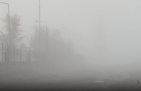 Iğdır’da sabah saatlerinde başlayan yoğun sis, şehirde günlük yaşamı ve