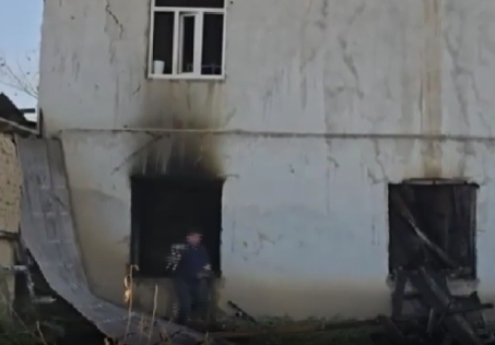 Kırgızistan’ın güneyindeki Oş şehrinde yaşanan ev yangını, bir aileyi yasa