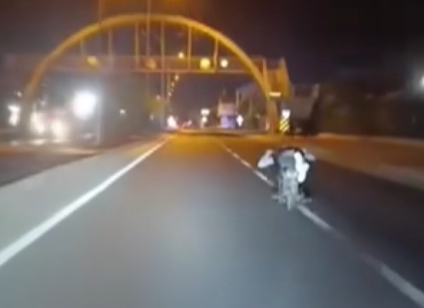 Olay, Afyonkarahisar’ın Çayırbağ beldesi yakınlarında yaşandı. Trafikte ilerleyen diğer sürücüler,