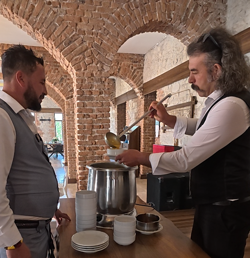 Ziyaretin ilk durağı Emirdağ Belediye Başkanı Serkan Koyuncu oldu. Samimi