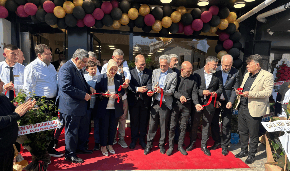 Açılış töreni, dualar eşliğinde gerçekleştirilen kurdele kesimi ile başladı. Ardından