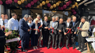 Açılış töreni, dualar eşliğinde gerçekleştirilen kurdele kesimi ile başladı. Ardından