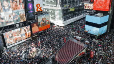 Cumartesi günü 50 eyaletteki Amerikalılar, ülkenin otoriterliğe doğru kaydığı ve