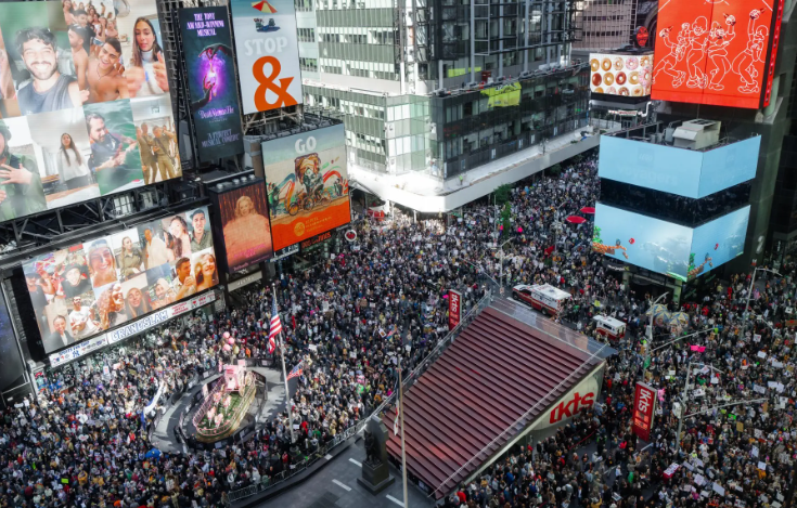 Cumartesi günü 50 eyaletteki Amerikalılar, ülkenin otoriterliğe doğru kaydığı ve