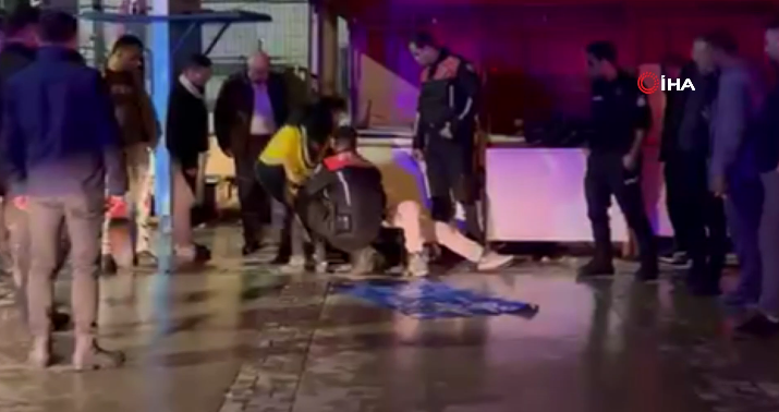 Hastaneye kaldırılan Oğuz D.‘bin hayati tehlikesinin olduğu öğrenilirken, polis olayı