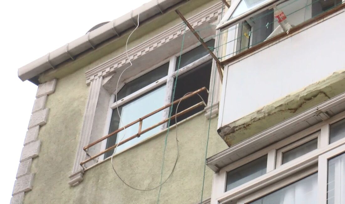 Sabah 05.35 sıralarında meydana gelen olayda, 5 katlı apartmanın en