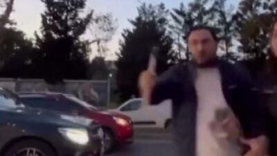 Trafikte iki sürücü arasında yaşanan tartışma, birinin otomobilinin bagajından aldığı