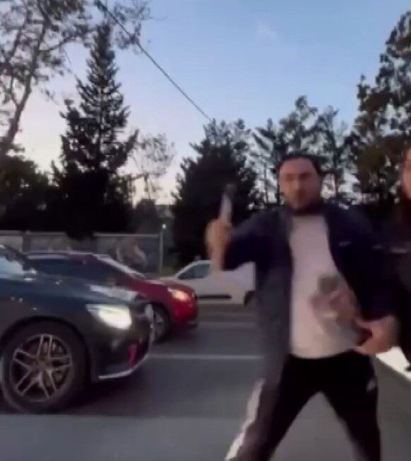 Trafikte iki sürücü arasında yaşanan tartışma, birinin otomobilinin bagajından aldığı