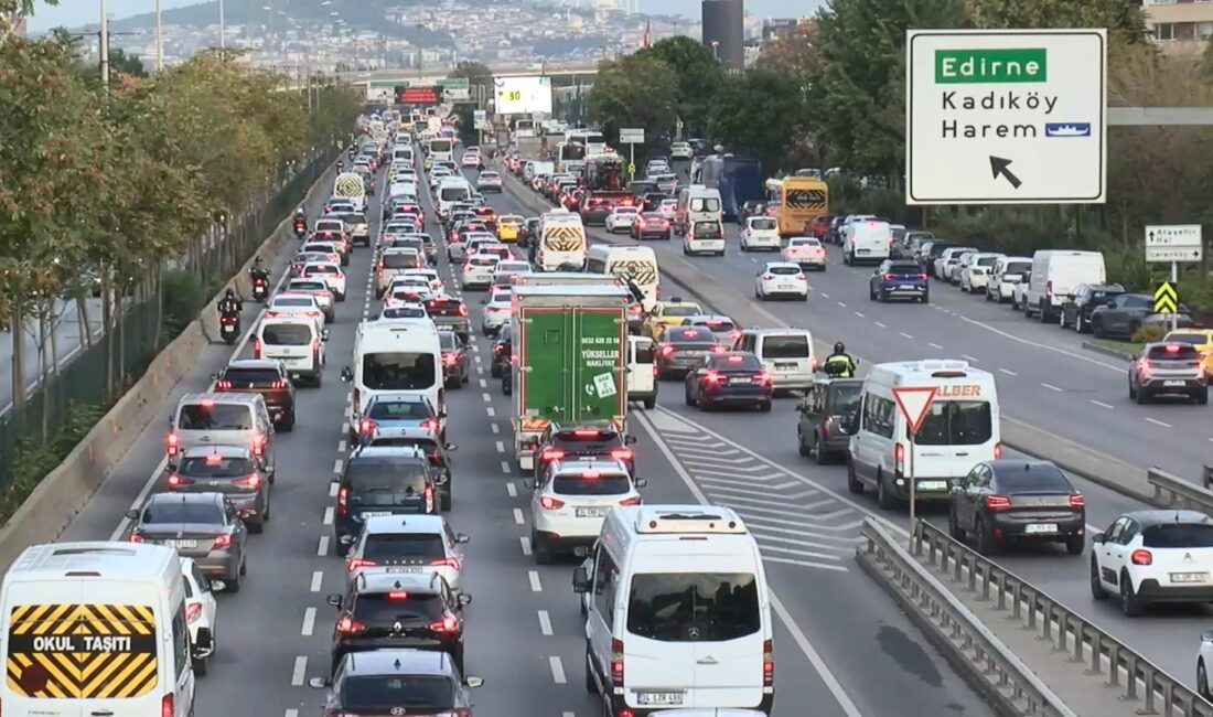 İstanbul’da Pazartesi sabahı başlayan yoğun iş trafiği, şehri adeta felç