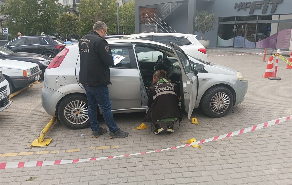 Bursa’nın Nilüfer ilçesinde bir alışveriş merkezinin otoparkında kafenin işletme müdürü