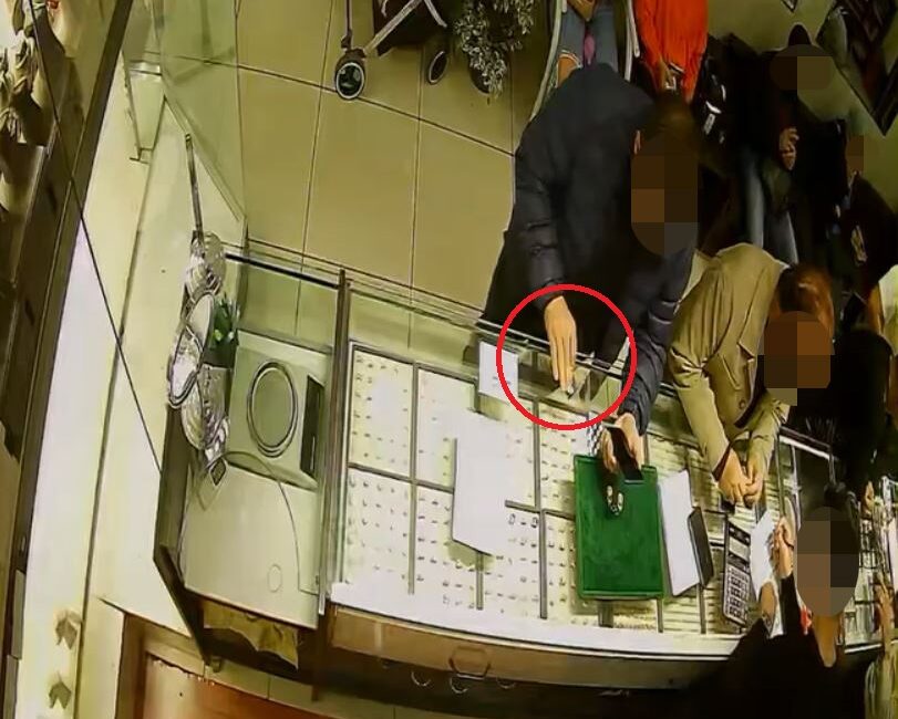 Samsun’un İlkadım ilçesi Kale Mahallesi Namık Kemal Caddesi’ndeki bir kuyumcu