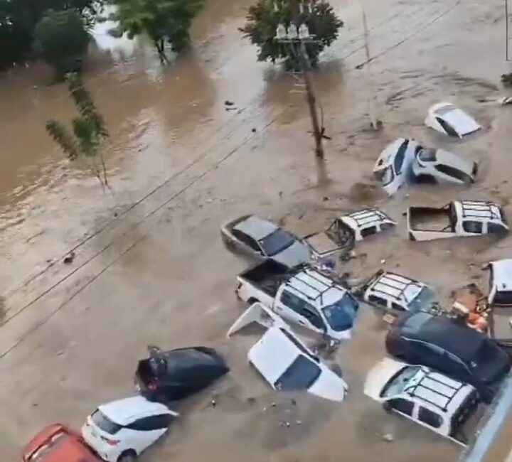 Meksika’da şiddetli yağışların etkisiyle meydana gelen sellerde, Sivil Koruma Ulusal