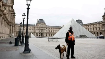 Fransa’nın ünlü gazetesi Le Parisien, güvenlik kameralarını inceleyerek soygunun detaylarını