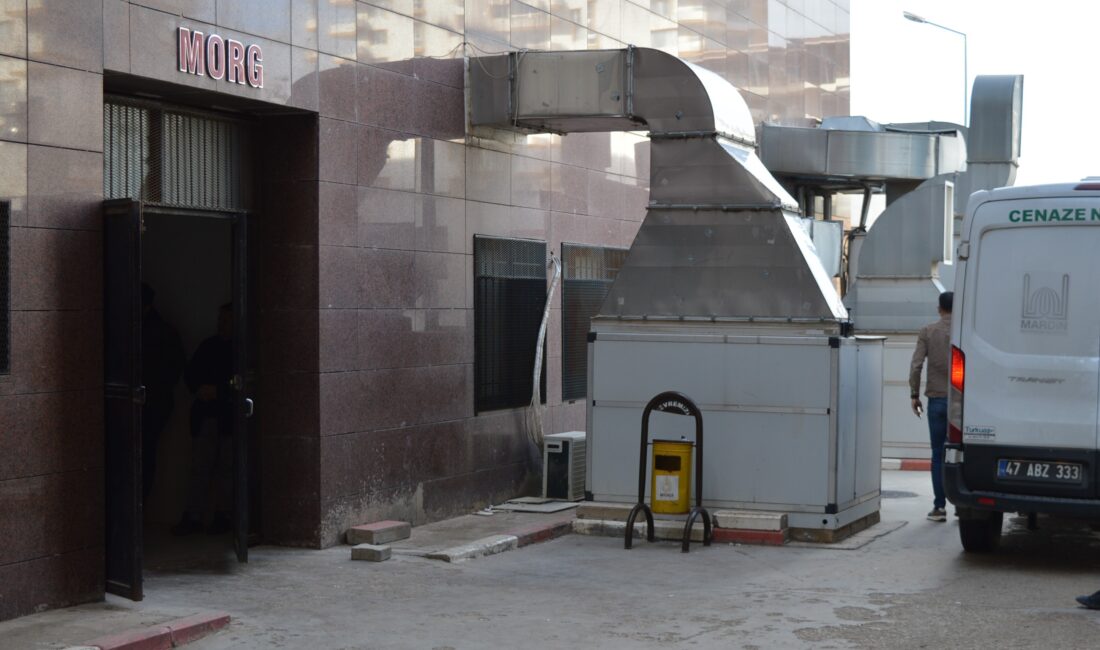 Park ve Bahçeler Müdürlüğü’ne ait sulama aracı, sokakta oynayan 8