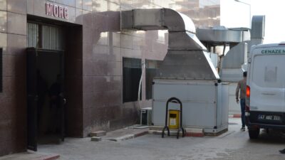 Park ve Bahçeler Müdürlüğü’ne ait sulama aracı, sokakta oynayan 8