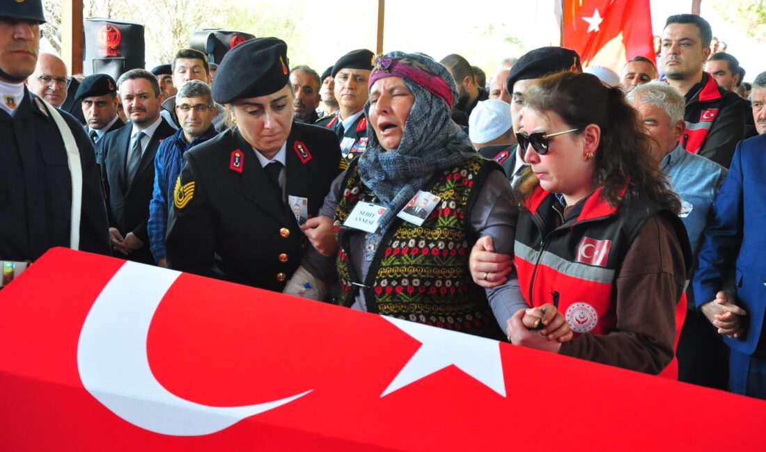 Görev sırasında geçirdiği trafik kazasında şehit olan Jandarma Astsubay Kıdemli