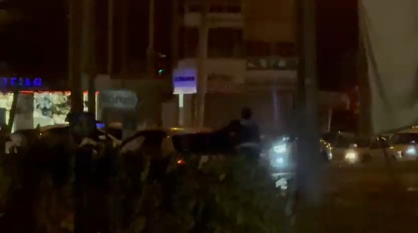 Diyarbakır’ın Kayapınar ilçesindeki Dünya Kavşağı’nda dün akşam saatlerinde bir otomobil,