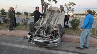 Afyon-Konya yolunda meydana gelen kazada iki araç çarpıştı. Çarpışmanın etkisiyle