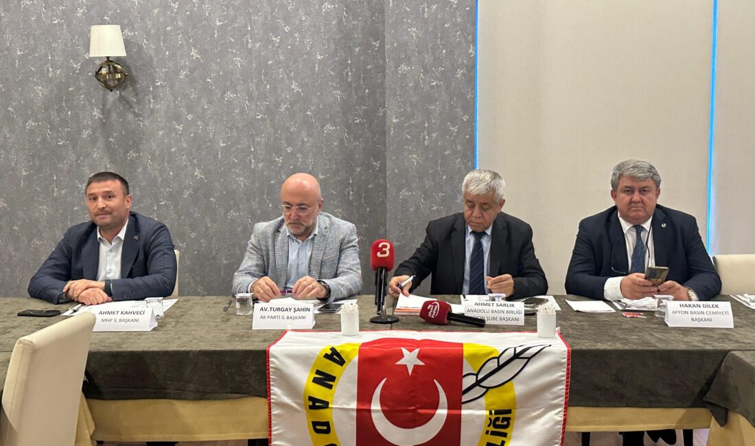 Bir kafede gerçekleştirilen buluşmada katılımcılar tatlı yiyip, tatlı sohbetler gerçekleştirdi.