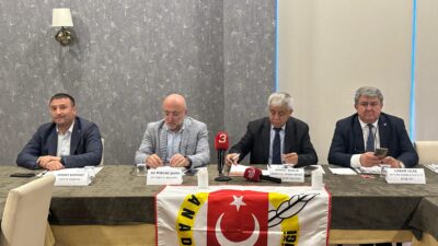 Bir kafede gerçekleştirilen buluşmada katılımcılar tatlı yiyip, tatlı sohbetler gerçekleştirdi.