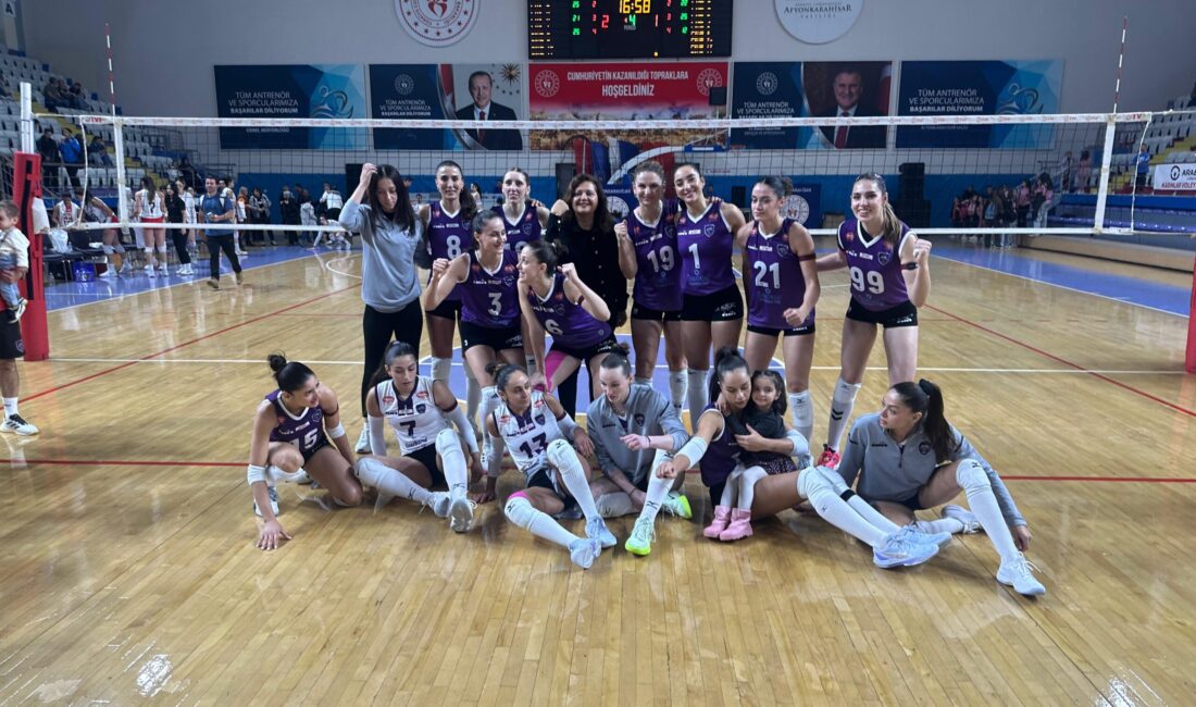 Prof. Dr. Veysel Eroğlu Spor Salonu’nda oynanan karşılaşmada taraftar desteğini