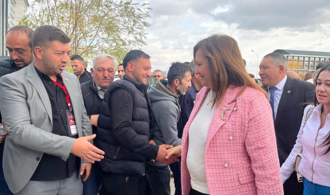 Salona girişinde delegelerle tek tek selamlaşan Köksal, partililerden büyük ilgi