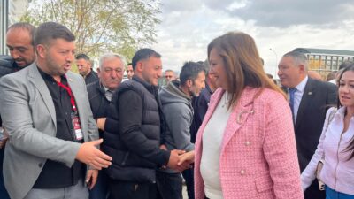 Salona girişinde delegelerle tek tek selamlaşan Köksal, partililerden büyük ilgi