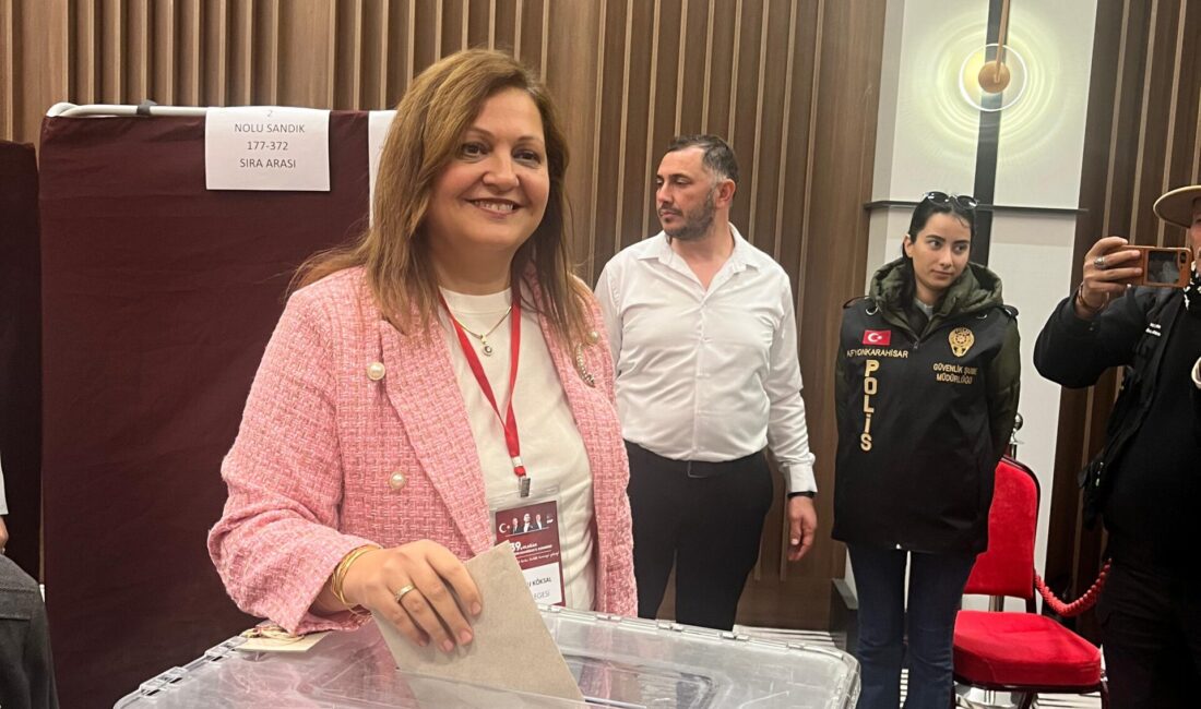 Afyonkarahisar Belediye Başkanı Burcu Köksal da sabah saatlerinde kongre alanına