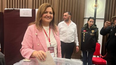 Afyonkarahisar Belediye Başkanı Burcu Köksal da sabah saatlerinde kongre alanına