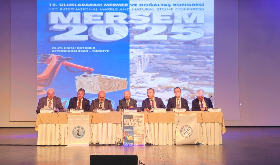 Afyon Kocatepe Üniversitesi Atatürk Kongre Merkezi’nde gerçekleştirilen programa Afyonkarahisar Vali