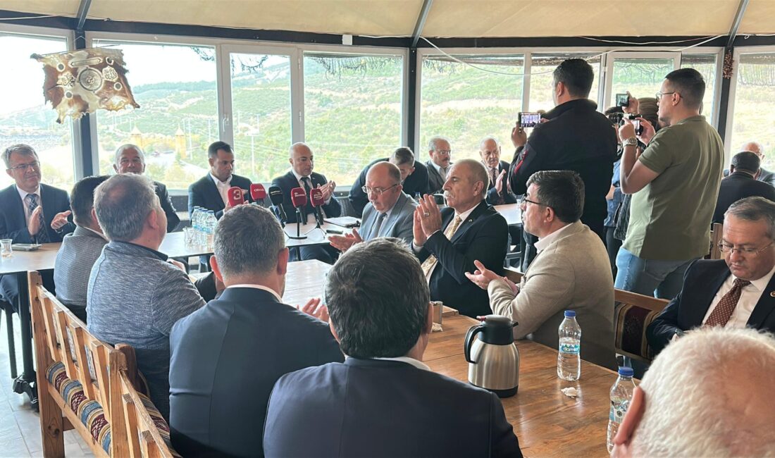 Toplantının açılışında söz alan protokol üyeleri, oturumun Taşoluk’ta yapılmasından duydukları