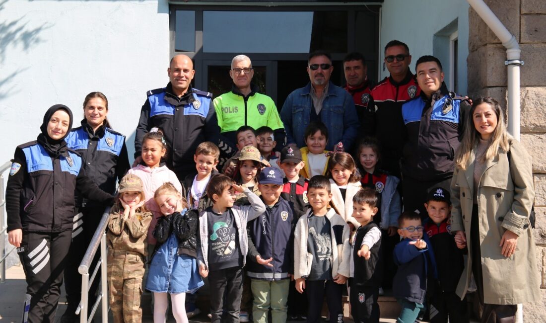 Ziyaret kapsamında öğrencilere, polislik mesleğinin görev ve sorumlulukları, kişisel güvenlik