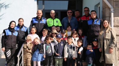 Ziyaret kapsamında öğrencilere, polislik mesleğinin görev ve sorumlulukları, kişisel güvenlik