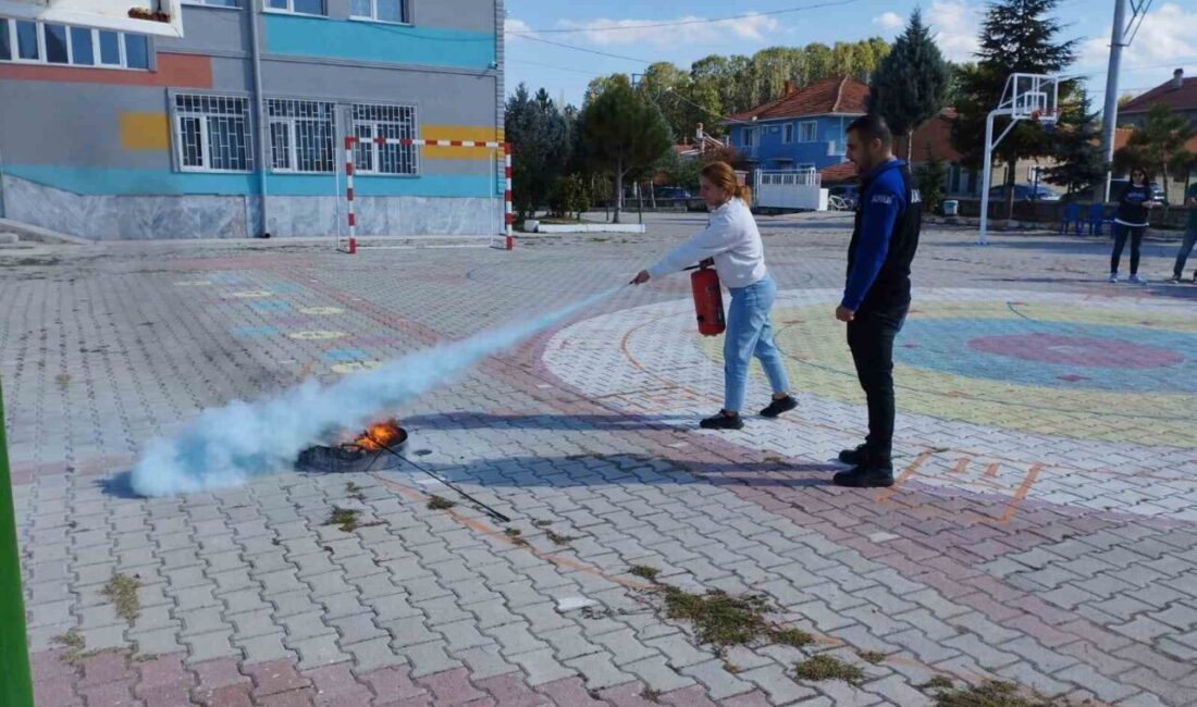 Tatbikat Düzağaç Ortaokulu ve İstiklal İlkokulunda yapıldı. AFAD personelleri öncülüğünde