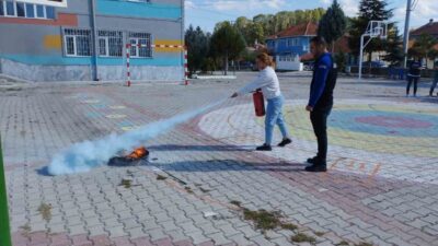 Tatbikat Düzağaç Ortaokulu ve İstiklal İlkokulunda yapıldı. AFAD personelleri öncülüğünde