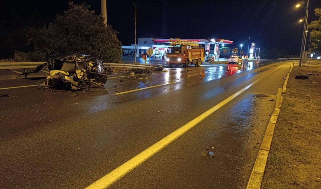 Afyonkarahisar’da kontrolden çıkan tırın çarptığı ve parçalanan Tofaş otomobilde 1