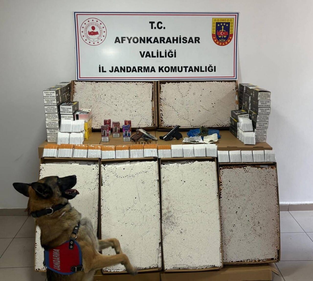 AFYONKARAHİSAR (AA) – Afyonkarahisar'da uyuşturucu ve makaron (filtreli sigara kağıdı)