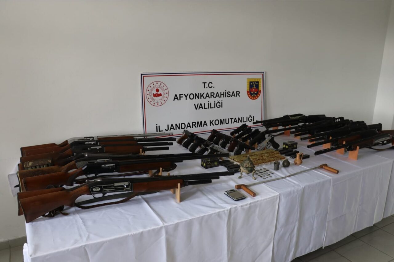 AFYONKARAHİSAR (AA) – Afyonkarahisar'ın Sinanpaşa ilçesinde düğünlerde havaya ateş açan