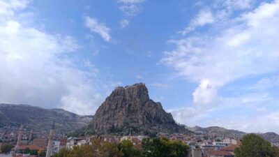 Yapılan meteorolojik değerlendirmelere göre, Afyonkarahisar’da hafta boyunca yağışlı havanın etkili